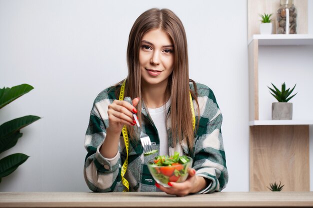 Mädchen isst Gemüsesalat mit vielen Vitaminen