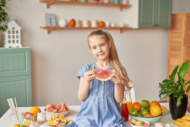 Mädchen isst Obst in der Küche