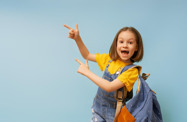 Mädchen ist bereit, zur Schule zurückzukehren