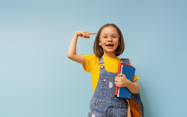 Mädchen ist bereit, zur Schule zurückzukehren