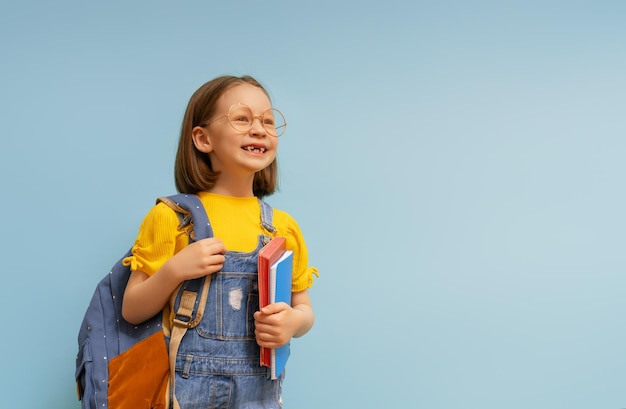 Mädchen ist bereit, zur Schule zurückzukehren