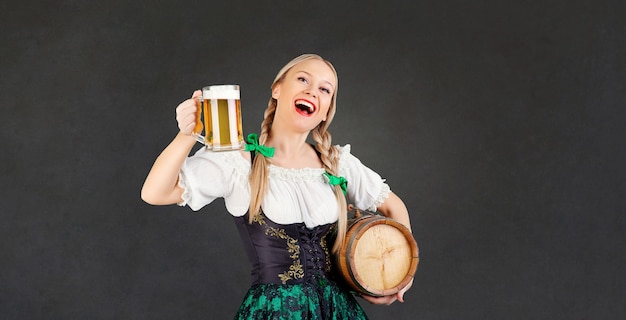 Mädchen Kellnerin Oktoberfest in Tracht mit einem Becher Bier