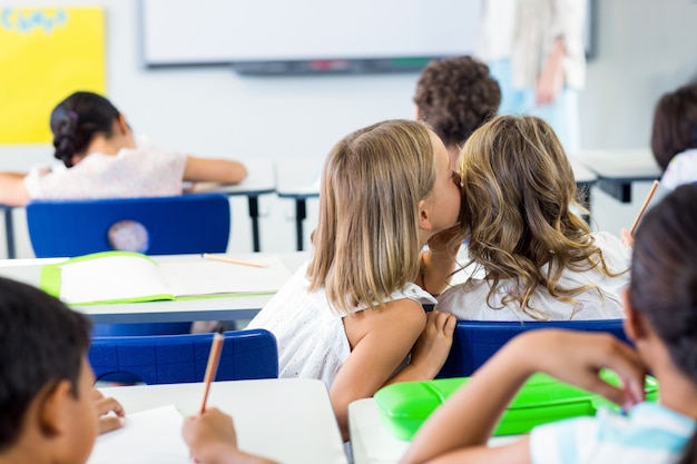 Mädchen klatschen im Klassenzimmer