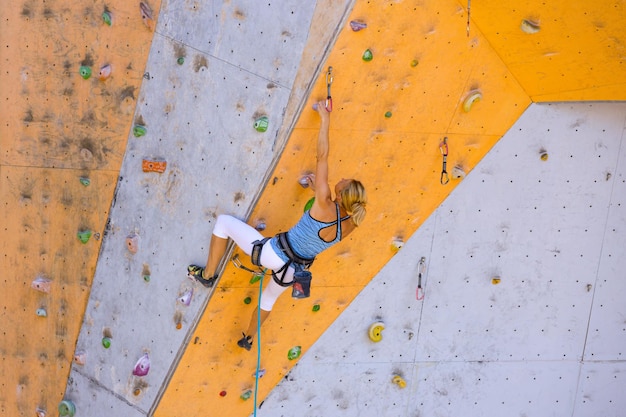 Mädchen klettert die Wand hoch