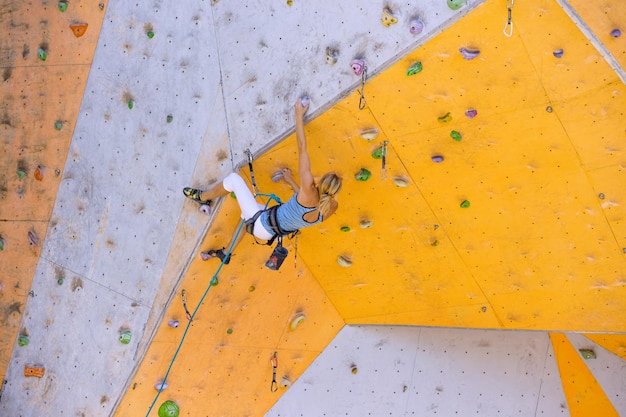 Mädchen klettert die Wand hoch