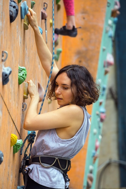 Mädchen klettert die Wand hoch