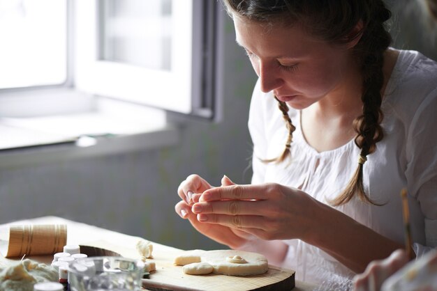 Mädchen kreieren handgemachte Produkte aus dem Test