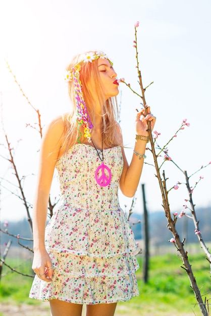 Mädchen küsst die Blüte einer Blume im Frühling