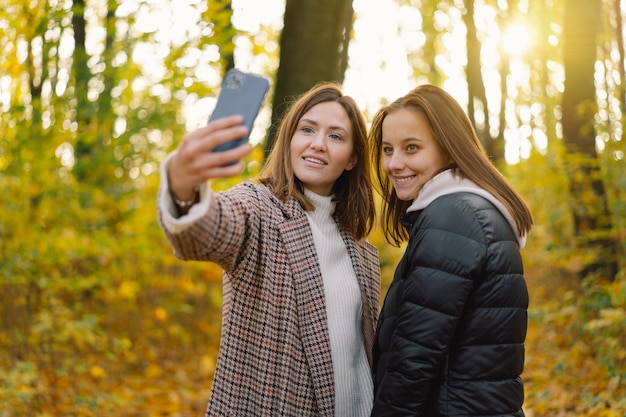 Mädchen lachen und machen einen Selfie-Anruf am Telefon das Konzept der Lifestyle-Mobilität