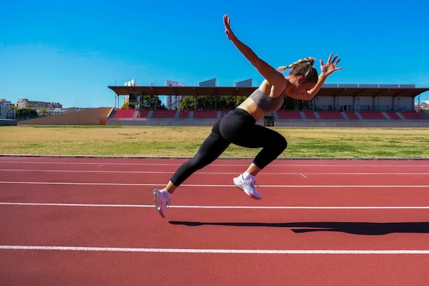 Mädchen läuft auf Leichtathletikbahnen