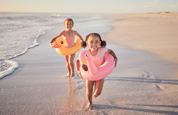 Mädchen laufen Kinder und Strandurlaub oder Sommerreise in Mexiko Reiseporträt und Kinder am sandigen Meeresufer haben Spaß, aufgeregtes und glückliches Lächeln, das zusammen versucht, Wellen zu fangen