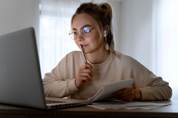 Mädchen lernt Englisch online