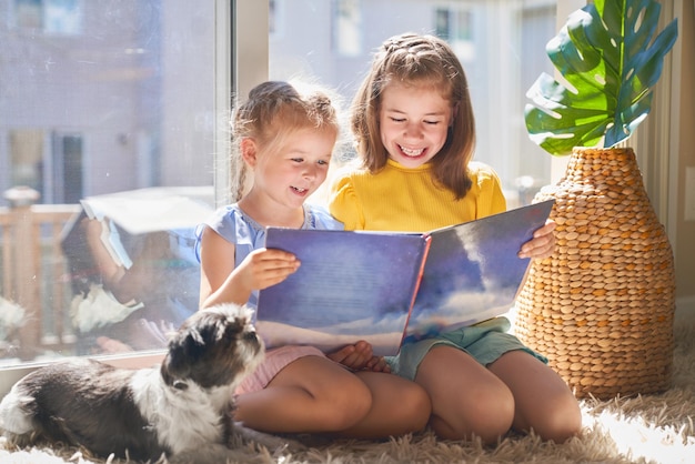 Mädchen lesen ein Buch