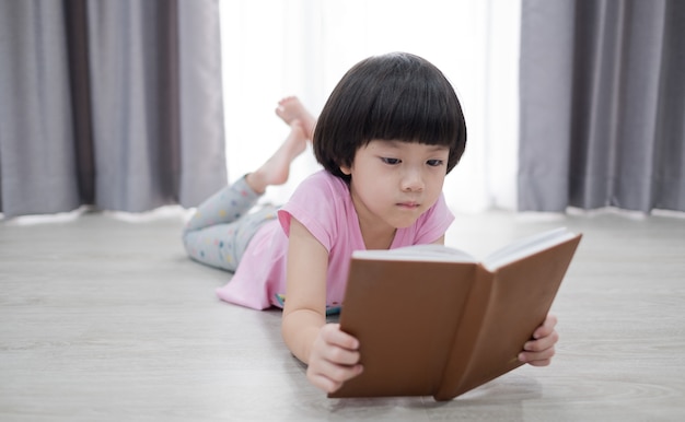 Mädchen liest ein Buch