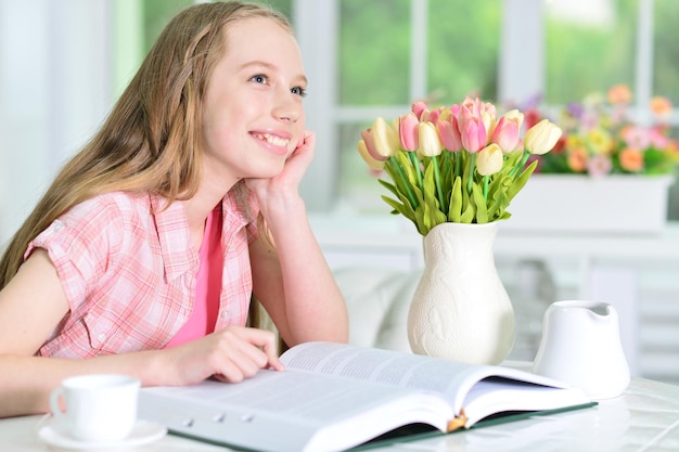 Mädchen liest interessantes Buch