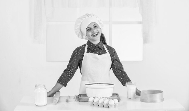 Mädchen machen Teig aus Mehl und Eiern Diät und Gesundheit Kochschule traditionelle Küche Kind hat Spaß mit Essen in der Küche Kind und Backen Gesundes Essen und Lifestyle-Konzept