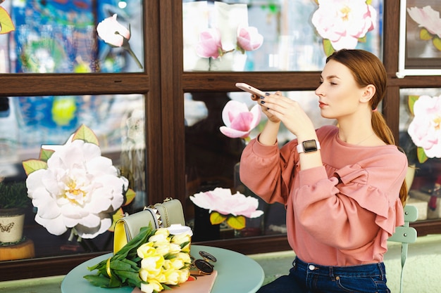 Mädchen macht ein Foto am Telefon