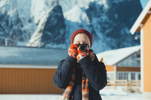 Mädchen macht Fotos mit der Kamera