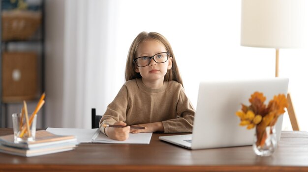 Mädchen macht Hausaufgaben oder Online-Bildung