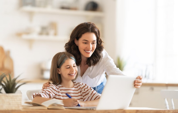 Mädchen macht Hausaufgaben oder Online-Bildung