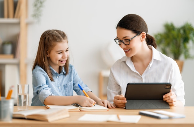 Mädchen macht Hausaufgaben oder Online-Bildung