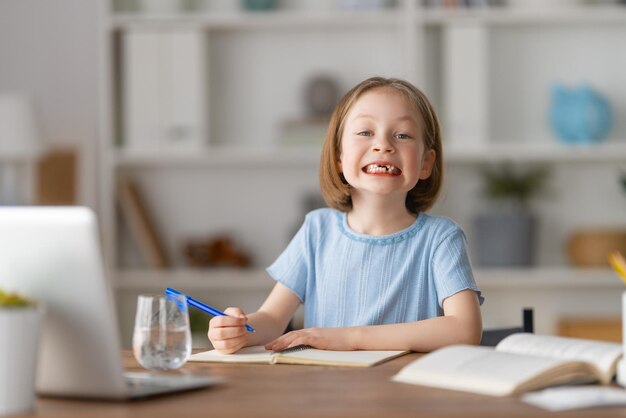 Mädchen macht Hausaufgaben oder Online-Bildung