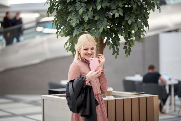 Mädchen macht Selfie in der Mall