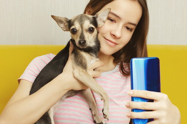 Mädchen macht Selfie mit einem Hund