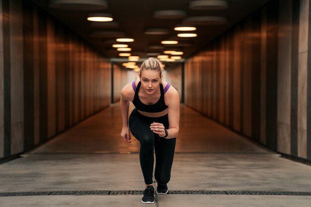 Mädchen macht Sport auf der Straße, Schwarze Kleidung für Sport, Frau in Sportoberteilen, Die Frau beginnt zu laufen