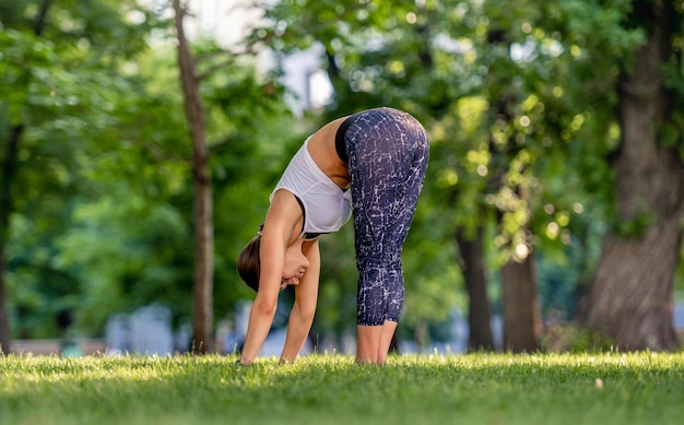 Mädchen macht Yoga in der Natur