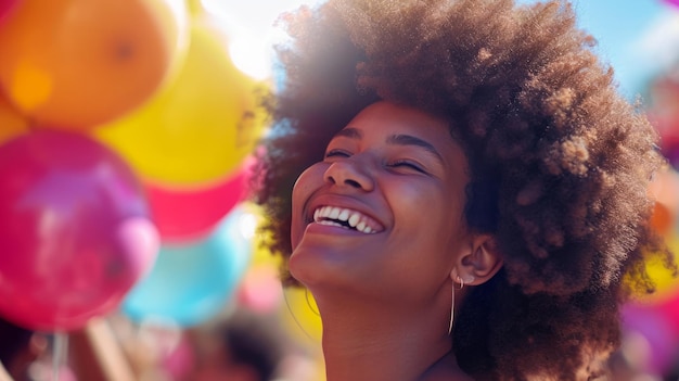 Mädchen mit Afro, das vor bunten Ballons und Leuten auf einem Festival lacht