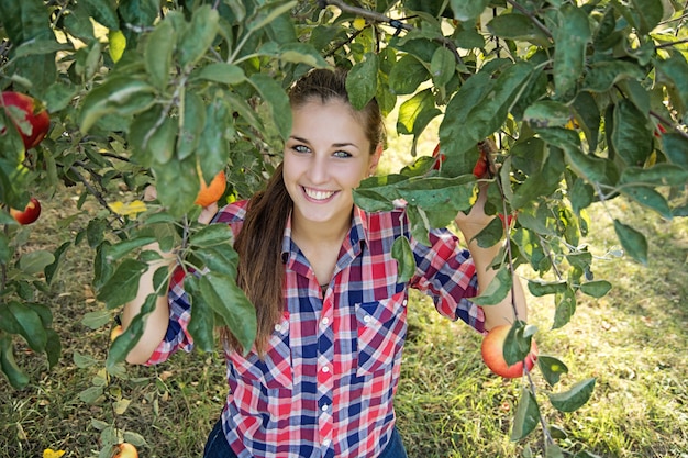 Mädchen mit Apfel im Apfelgarten