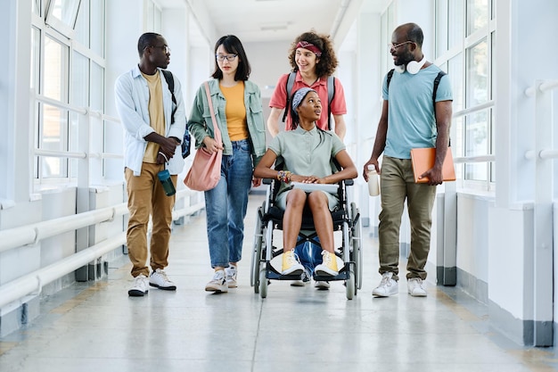 Mädchen mit Behinderung mit ihren Freunden in der Schule