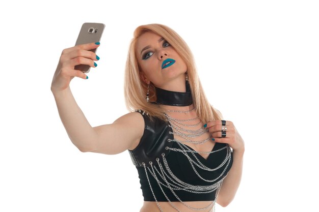 Foto mädchen mit blauen lippen macht selfie und berührt ihre haare