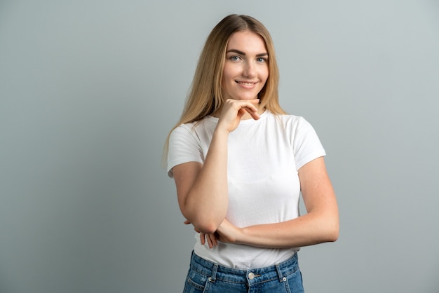 Mädchen mit blonden Haaren, die in die Kamera schauen