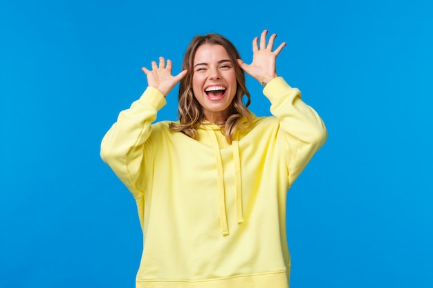 Mädchen mit blonden Haaren im gelben Hoodie