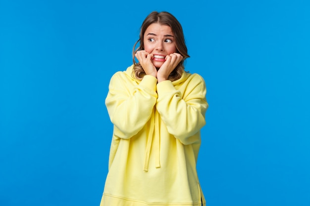 Mädchen mit blonden Haaren im gelben Hoodie