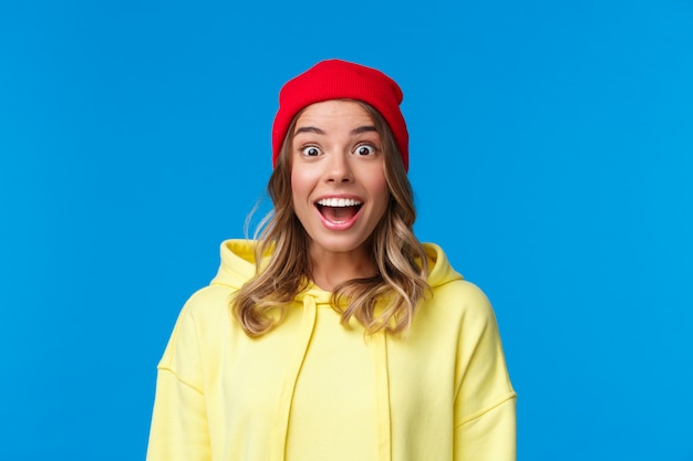 Mädchen mit blonden Haaren im gelben Hoodie