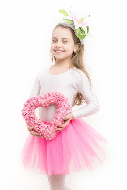 Mädchen mit Blume im langen blonden Haar- und Rock-Ballettröckchen