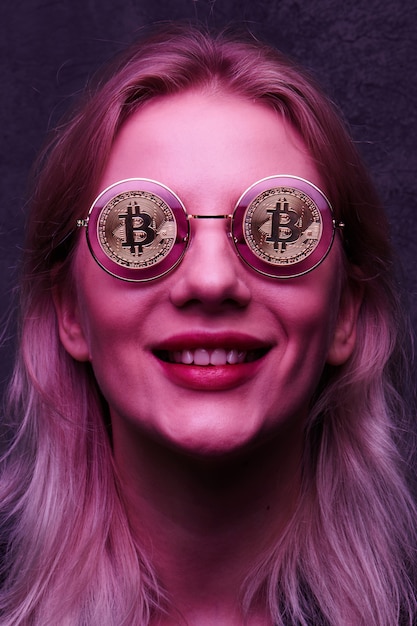 Mädchen mit Brille mit Bitcoins