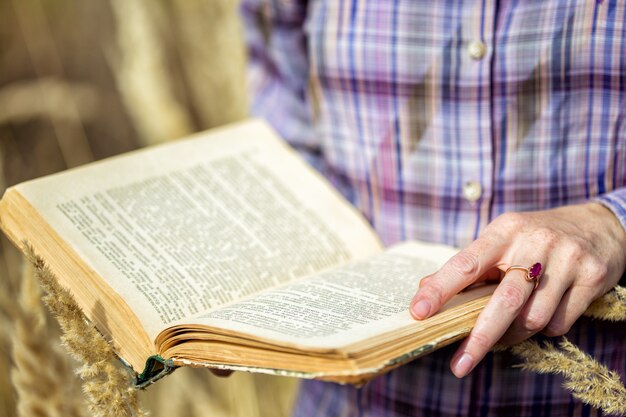 Mädchen mit Buch im Freien