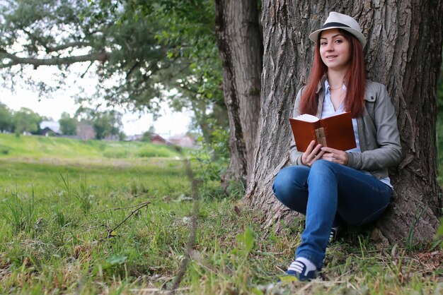 Mädchen mit Buch im Park