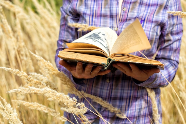 Mädchen mit Buch