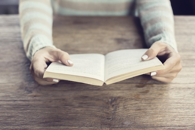 Mädchen mit Buch