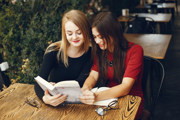 Mädchen mit Büchern