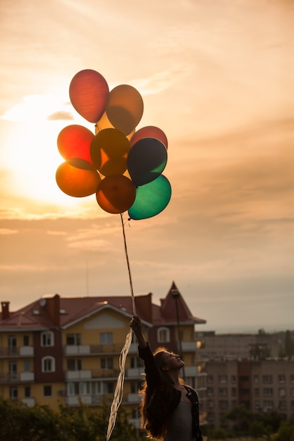 Mädchen mit bunten Luftballons