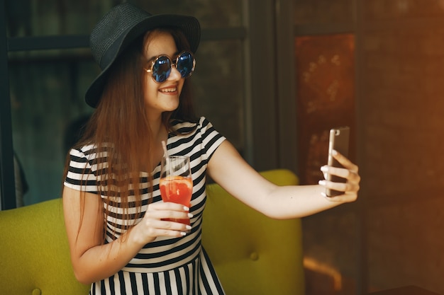 Mädchen mit Cocktail