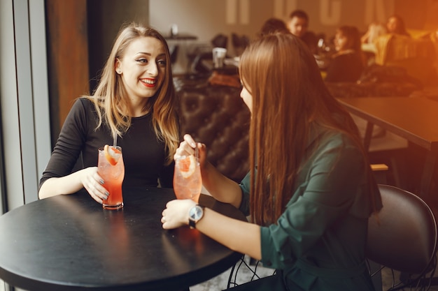 Mädchen mit Cocktails