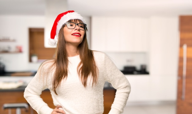 Mädchen mit dem Feiern der Weihnachtsfeiertage, die mit den Armen an der Hüfte aufwerfen