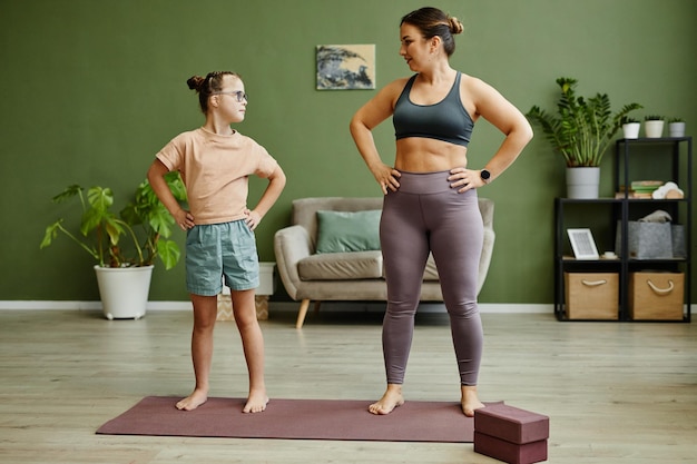 Mädchen mit Down-Syndrom trainieren im Fitnessstudio